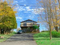 Walk to Beach, Spacious Backyard Hotels in Lake Ariel