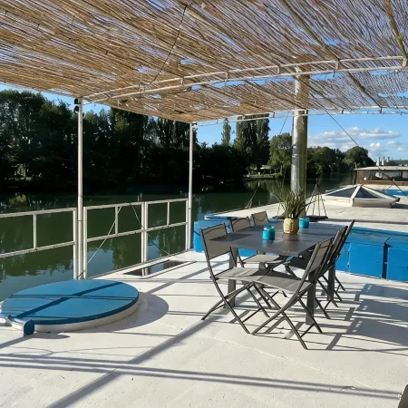 Cosy and convivial houseboat