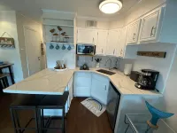 Beach Getaway with Gulf Views and Great Location! - สระว่ายน้ำส่วนตัว