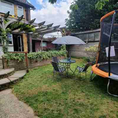 offering cheerfull and spacious rooms through this 3 bedroom semi detached house Hotel Exterior