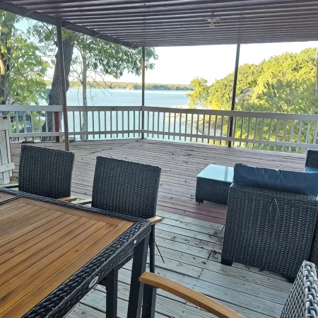 Lakeside, Boat Dock and Hot Tub with This Small Quaint Cottage.