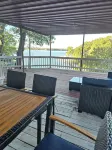 Lakeside, Boat Dock and Hot Tub with This Small Quaint Cottage. - 2つ星