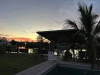 Waterfront home with private dock near the beach - مسبح