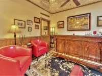 Beautifully Restored House of Pleasure on Main St above Ponderosa Wine Bar Hotels in Hamilton