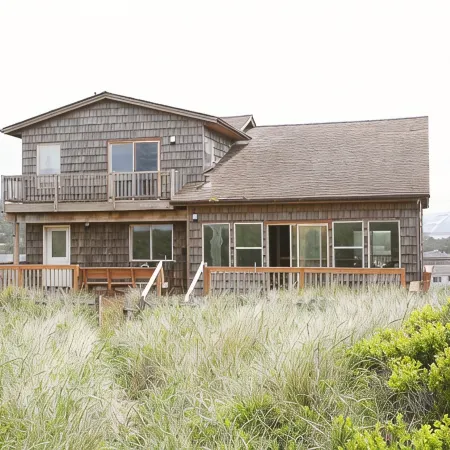 BEACH FRONT Property, 2 King Beds, Pool table, Completely Remodeled Interior!