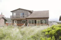 BEACH FRONT Property, 2 King Beds, Pool table, Completely Remodeled Interior!