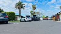18th Avenue Thermal Motel - parking