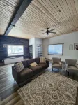 A Farmhouse style lodge, Centrally Located & Family Friendly Unit! - 2 stjerner