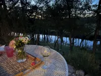Charming 2-bedroom cottage on the River with 5 acres - Wifi