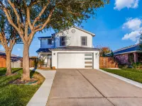 Spacious Home with Gorgeous Backyard Kitchen, Close to Top Shopping Destinations 린더 호텔