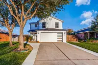 Spacious Home with Gorgeous Backyard Kitchen, Close to Top Shopping Destinations - Wifi