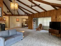 Waterfront home .5 miles from downtown Tavares and 10 minutes from Harris Chain.