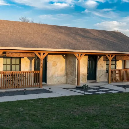 2 minutes to downtown! Hill Country Luxury Duplex TX Wine Trail - Home B