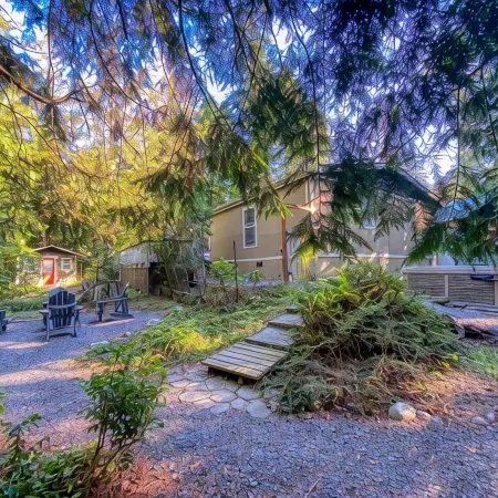 Clean & Cozy 2br/2ba, Remodeled w/ Hot Tub, Close To Beach & Town: See Reviews