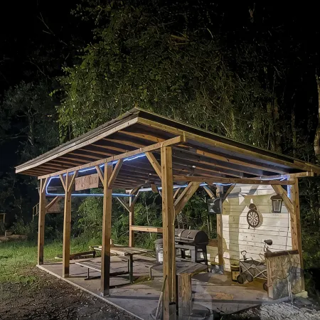 Charming 3 Bedroom, 2 Bath Custom Built Log Cabin in Ocala National Forest.
