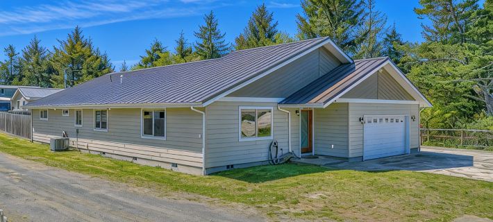 Beautiful family home, spacious living and only minutes from the beach. Hotels in Coos County