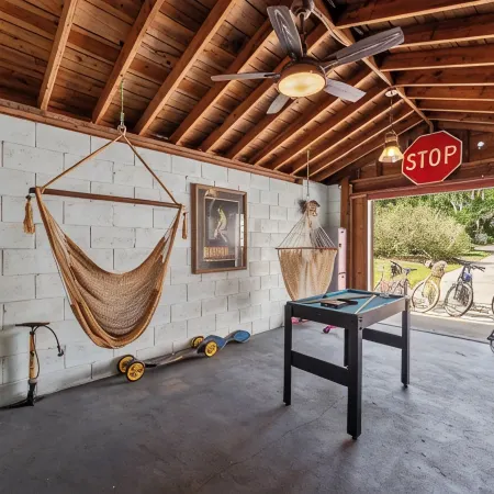 Spacious 1 block to Downtown Mt. Dora "The Brick Haven" with Garage Gameroom!! Отели в г. Маунт Дора