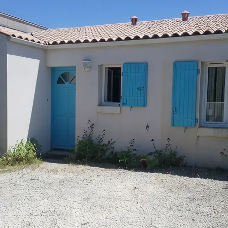 House 100 m from the beach Отели в г. Сен-Пьер-д'Олерон