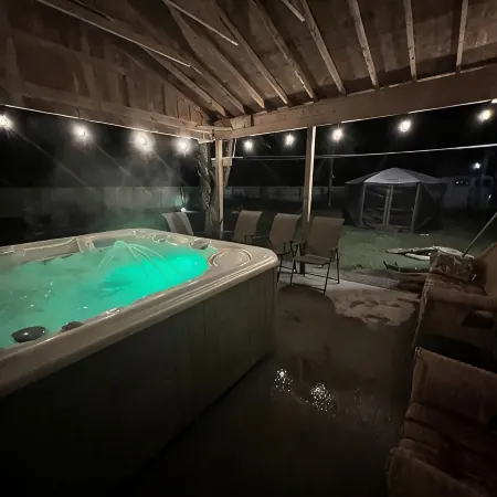 Close to Town, Hot Tub, 2 Kings, 4 Full Beds Отели в г. Уэбб