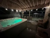 Close to Town, Hot Tub, 2 Kings, 4 Full Beds