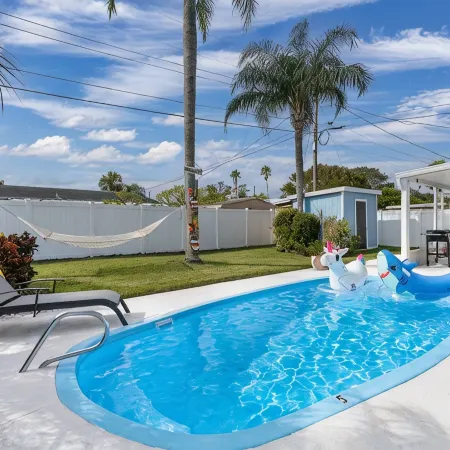 House in Melbourne With Pool