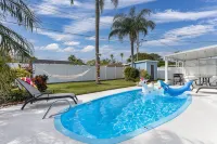 House in Melbourne With Pool - Private Pools