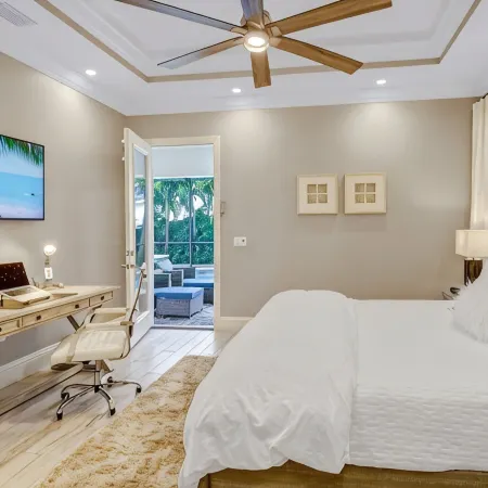 Beach! 2 Masters w Kings, Pets, Queen ensuite, hot tub, private heated Pool