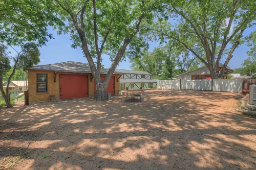 Chic Comfort Just Steps from Main Street! - 4 stjerner