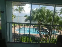 Stunning beachfront condo next to restaurant & a short drive to famous RumPoint - Uima-altaat