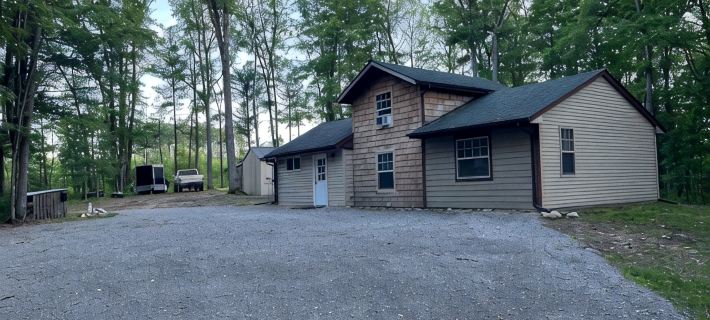 Cabin in the Woods, 10 Acres, Sleeps 8. Close to Orv Trails and Forest Dunes. クロウフォードのホテル