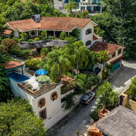 Large 1&2/BD Private Villas, Ocean Views, Lovely Pool, Ideal Location