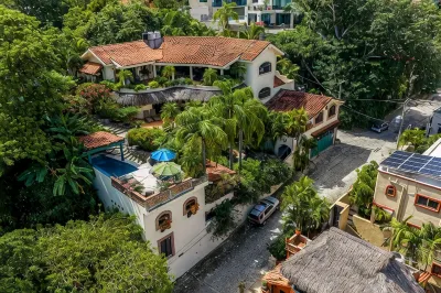 Large 1&2/BD Private Villas, Ocean Views, Lovely Pool, Ideal Location Hotels in 
