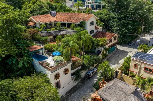 Large 1&2/BD Private Villas, Ocean Views, Lovely Pool, Ideal Location