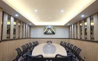 Pyramid Suites Hotel - parking