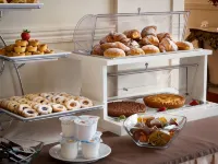 HNN Luxury Suites - breakfast