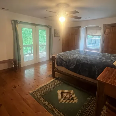 Cozy 3-bedroom cabin off the grid in the Smokey mountains with WiFi, AC