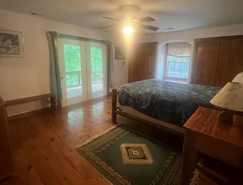 Cozy 3-bedroom cabin off the grid in the Smokey mountains with WiFi, AC