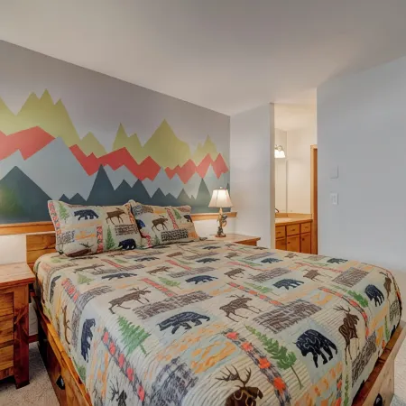 Cozy Rustic Condo minutes from Big Sky Resort & Town Center! Hot Tub & Sauna!