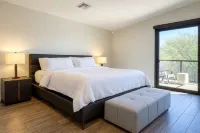 Modern Cave Creek Home 2 Min Walk to Town Center with Garage! - Wifi