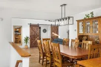 Cozy 5BR house with Hot Tub Private Patio Games Fire Pit in Massanutten