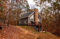 Cozy Family Lakehouse with Winter Lakeview, Hot Tub, Arcade, Mini Golf, Kng Beds - بوتيك
