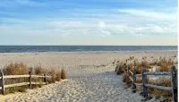 Newly Furnished Sun Drenched Duplex Private Deck Steps to the Beach & Boardwalk! - 精品