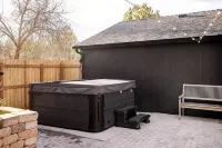 Wilderness Haven with Hot Tub in Franktown - 4성급