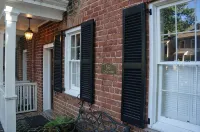 Jones Street 5 Star HGTV inspired Carriage House Historic Savannah!   Dogs Ok - บังกะโล