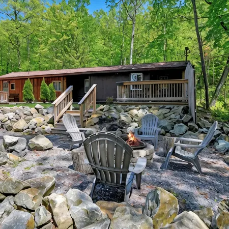 Walk to Beach - Pet friendly Cabin w/ Workspace