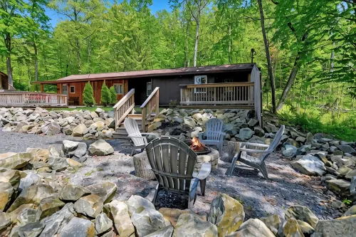 Walk to Beach - Pet friendly Cabin w/ Workspace