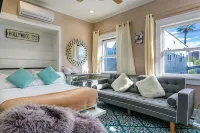 LONG TERM - EXTENDED STAY - ONE Block to City Center.   LUX Retro.  Free Parking - Homestays