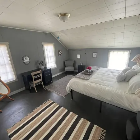 Creekside Cabin! Work Crews Welcome!