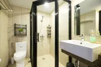 Skyline Stay in Araneta Cubao w/ Karaoke & Netflix - balcony