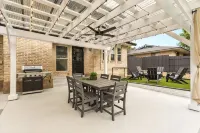 Family Retreat in the Heart of San Antonio! Heated Pool - Hot Tub - Game Room - สระว่ายน้ำส่วนตัว